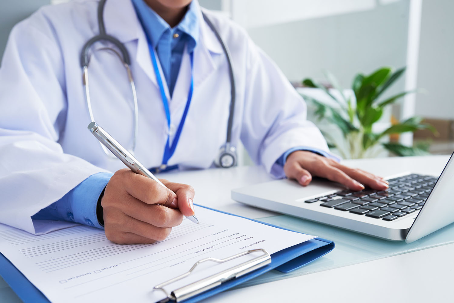 Médico revisando una ficha